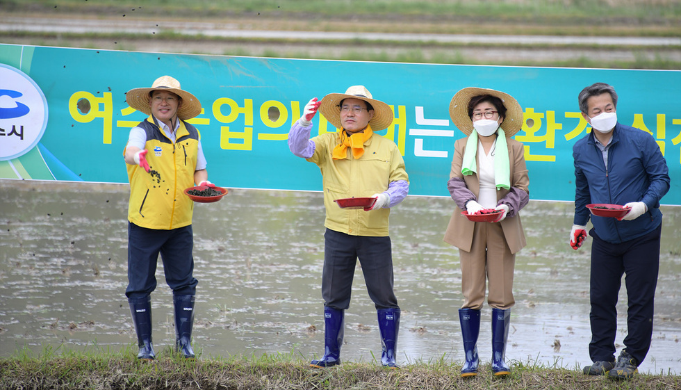 3. 여수시, ‘친환경농업단지 올해 첫 모내기’…‘풍년 기원’.jpg