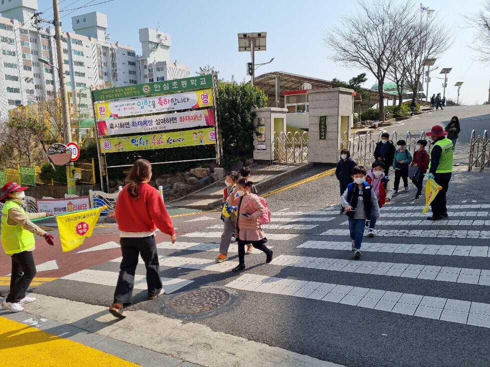 ▲ 여수시 안심초등학교 앞에서 등하굣길 안전지킴이가 초등학생들의 하교를 지키고 있다. 