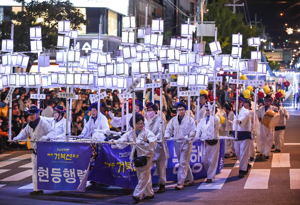 ▲ 올해 제56회 거북선 축제는 지난 55년의 역사를 전승하면서, 신개념 온‧오프라인 프로그램을 접목해 ‘전통과 현대가 조화’를 이루는 축제로 만들어간다는 계획이다.