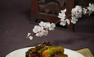 먹기좋게 잘라서 접시에 담은 갓김치 사진 