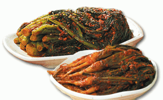 접시에 맛있게 담긴 갓김치와 고들빼기김치 사진