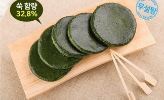 쑥 함량 32.8% 쑥개떡이 나무접시에 올라가있는 사진