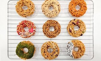 견과류를 볶은 후 도넛 모양으로 굳힌 견과류 9종류가 보이는 이미지