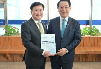 丽水市在行政统合听证会上向全南道知事传达了“丽水市未来发展建议课题”
