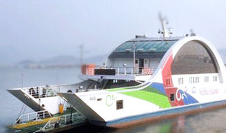 항구에 정박중인 여수경조골프 앤 리조트호 모습