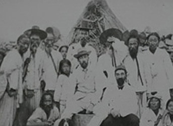 흑백사진으로 찍한 조선시대 주민들 모습