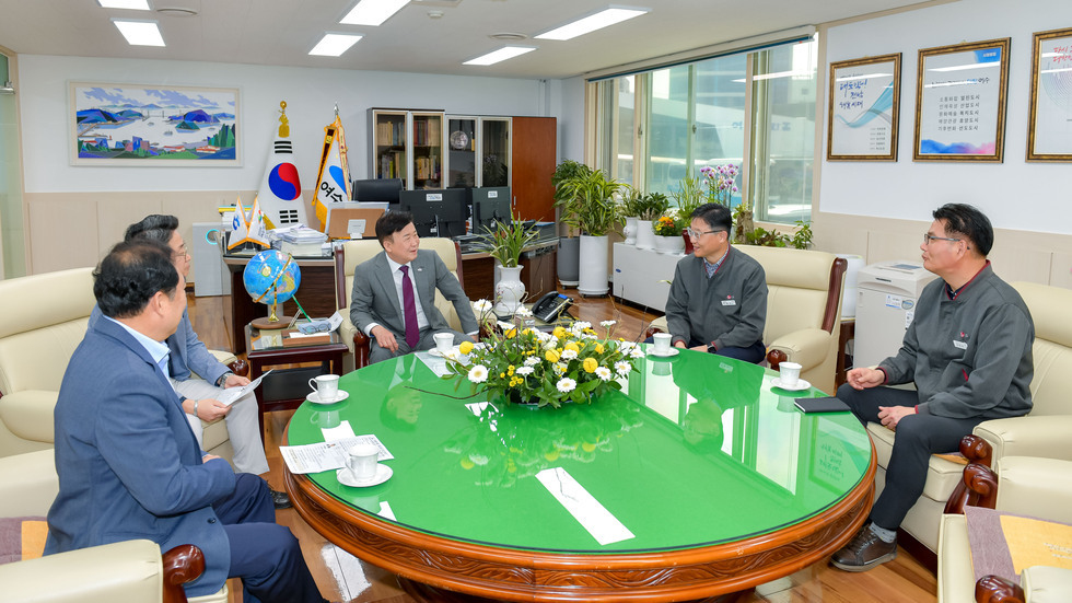 20240417 LG화학 후원 저소득가정 청소년 여성위생용품 사업비 전달식-34.jpg