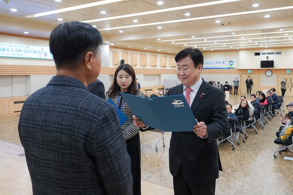 20251217 2025년 시정발전 유공 이·통장 표창 수여식-2.jpg