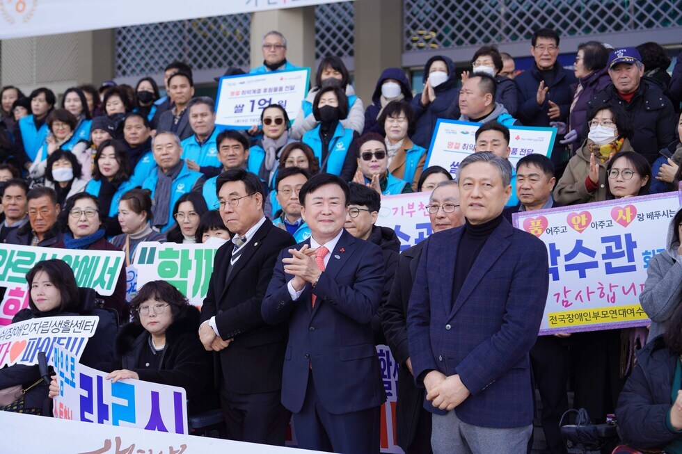 20260206 ㈜YC TEC 박수관 회장 설 맞이 후원물품 전달식-4.jpg