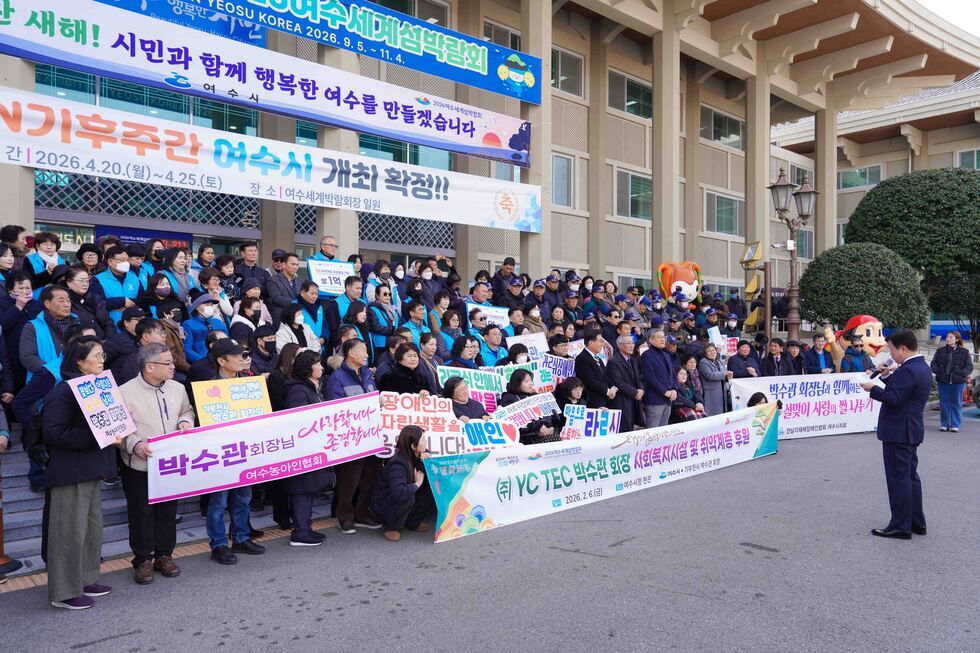20260206 ㈜YC TEC 박수관 회장 설 맞이 후원물품 전달식-5.jpg