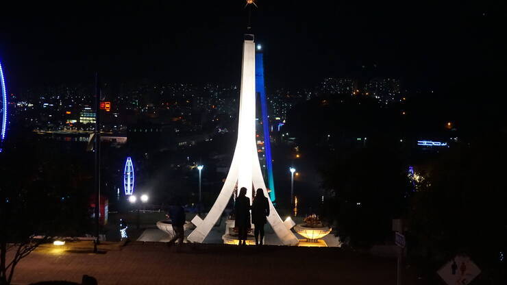 돌산공원 야경을 보던 중 돌산대교 준공 기념탑을 향해 걸어가는 두 분의 모습이 보기 좋아서 찍었습니다.ㅎ