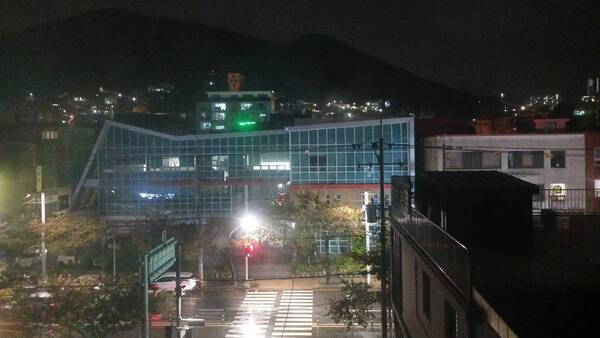 백패커스인 여수 에서 바라본 동부보건지소 야간풍경