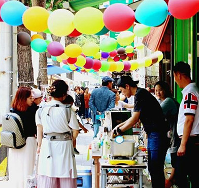 벚꽃길을 걷고 있는 사람들