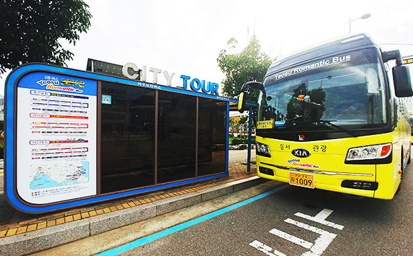 시티투어 버스 정류장에 서있는 시티투어 버스