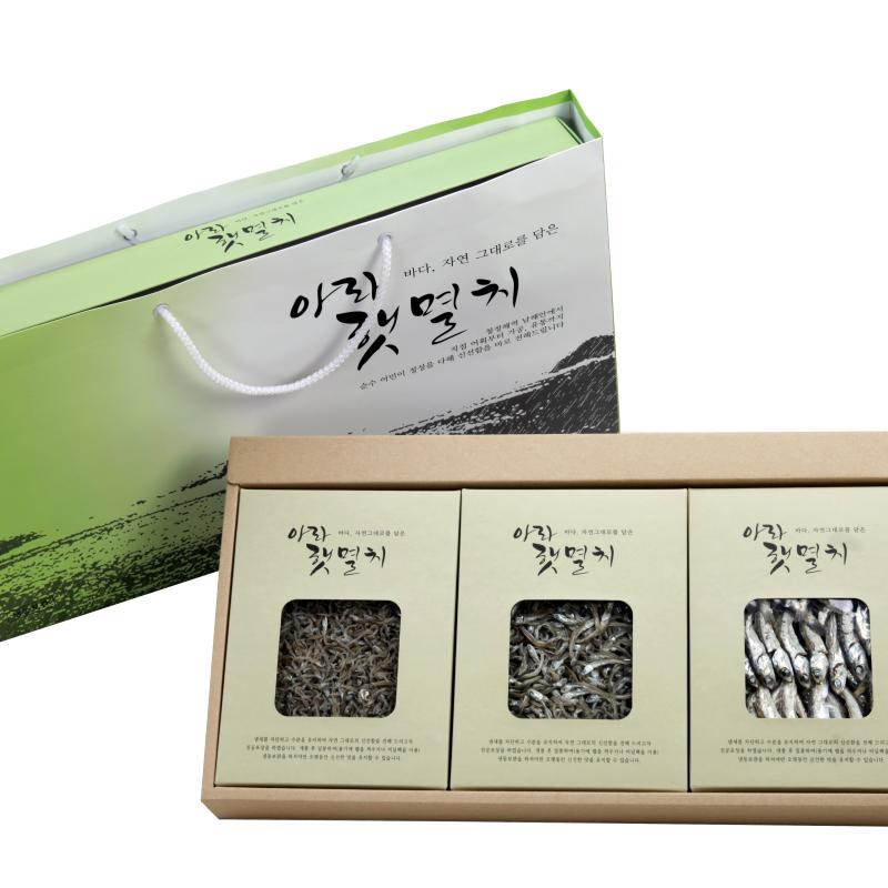 아라 햇멸치 3종류 크기의 멸치들이 상자에 담겨 있는 선물세트 사진