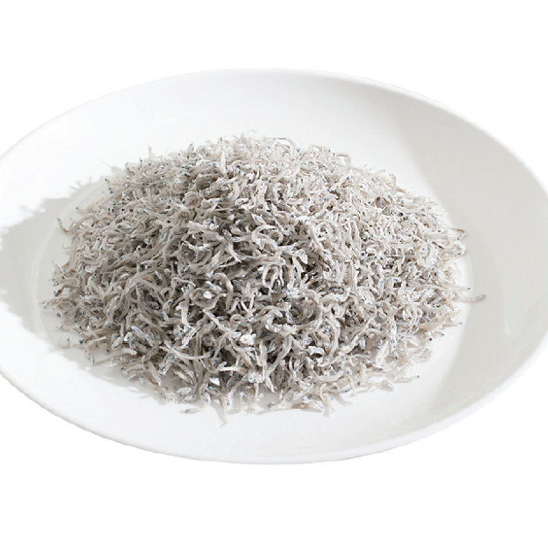 하얗고 둥근 접시에 잔멸치가 가득 담겨있는 사진