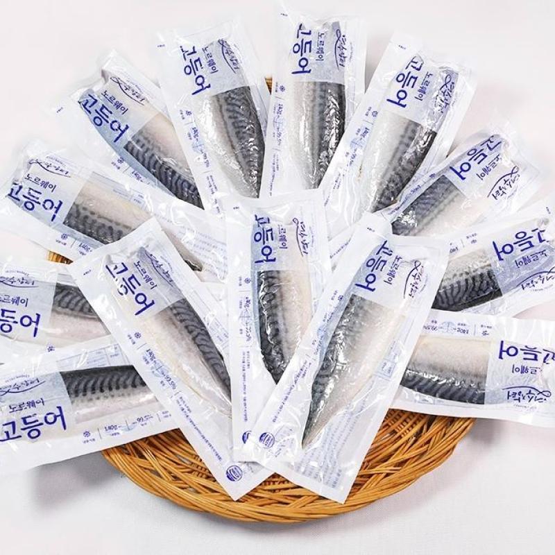 여수장터 노르웨이 고등어 - 비닐팩에 담긴 선물용 고등어팩을 바구니에 가득 담아놓은 사진