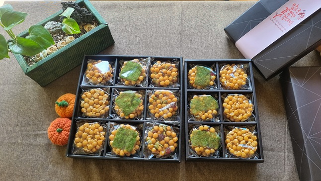 견과류를 볶은 후 둥근 모양으로 굳힌 견과류가 케이스에 담겨져 있는 이미지