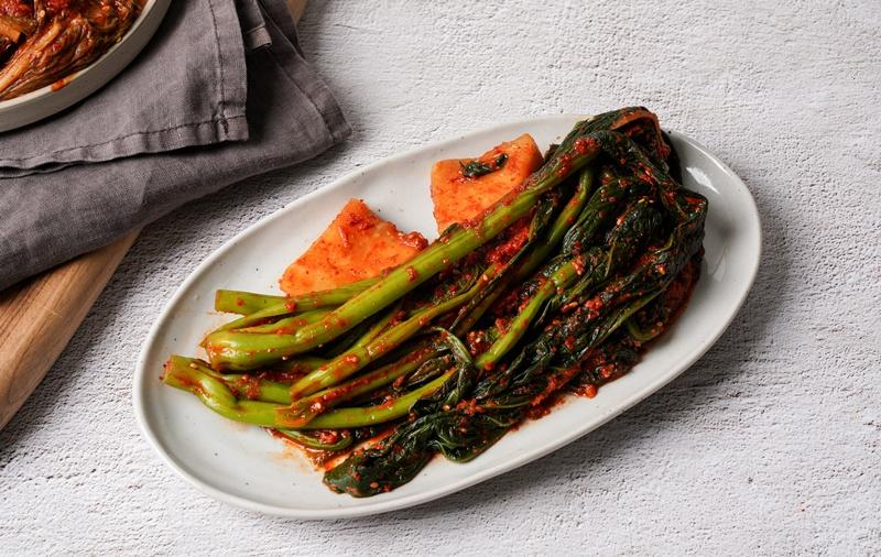 먹기좋게 잘라서 접시에 담은 갓김치 사진