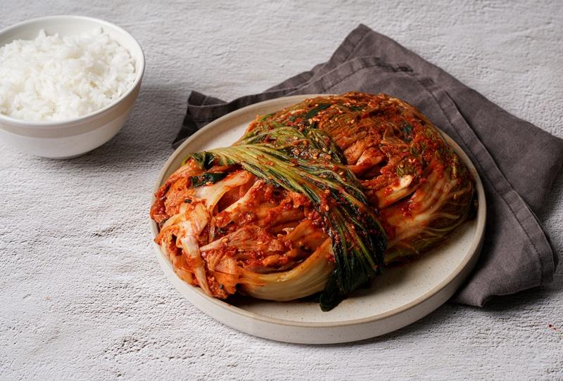 먹기좋게 접시에 담은 배추김치 사진과 흰쌀밥 사진