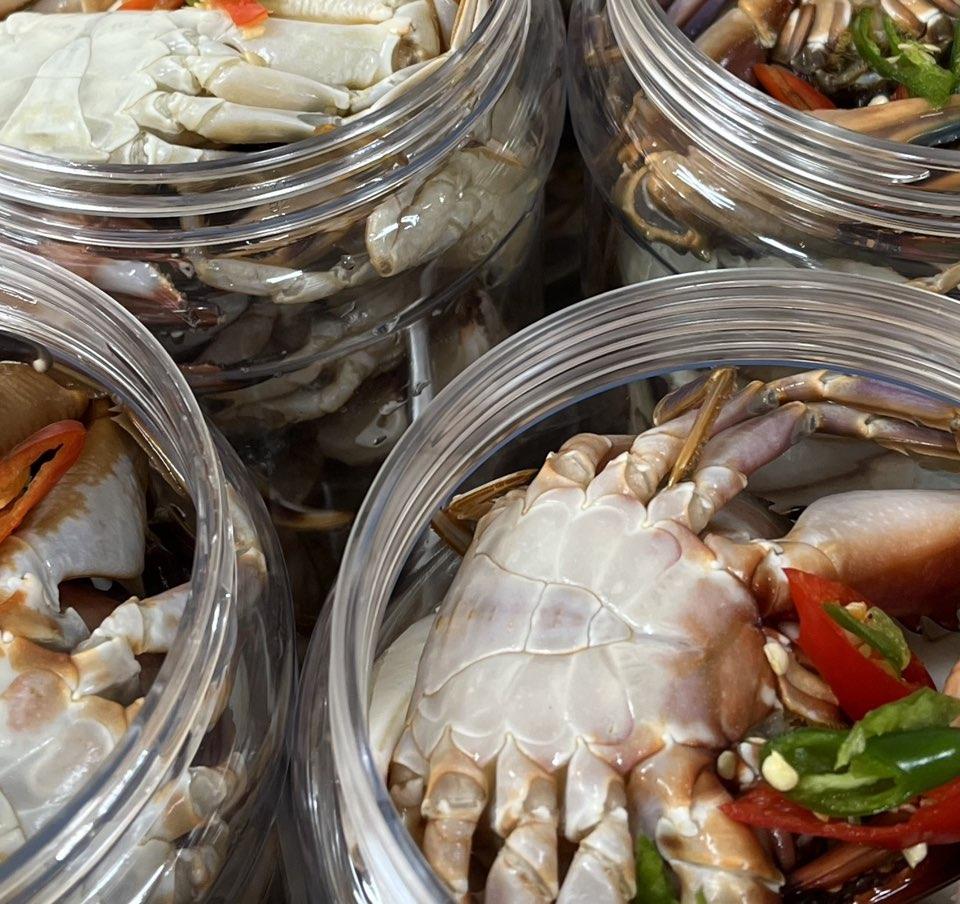 플라스틱통에 담겨져있는 돌게장 이미지