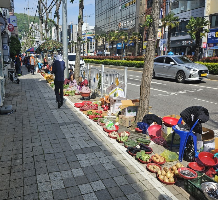 ▲ 여수시가 교동시장 주변 노점을 정비해 한층 쾌적한 보행환경을 조성했다.