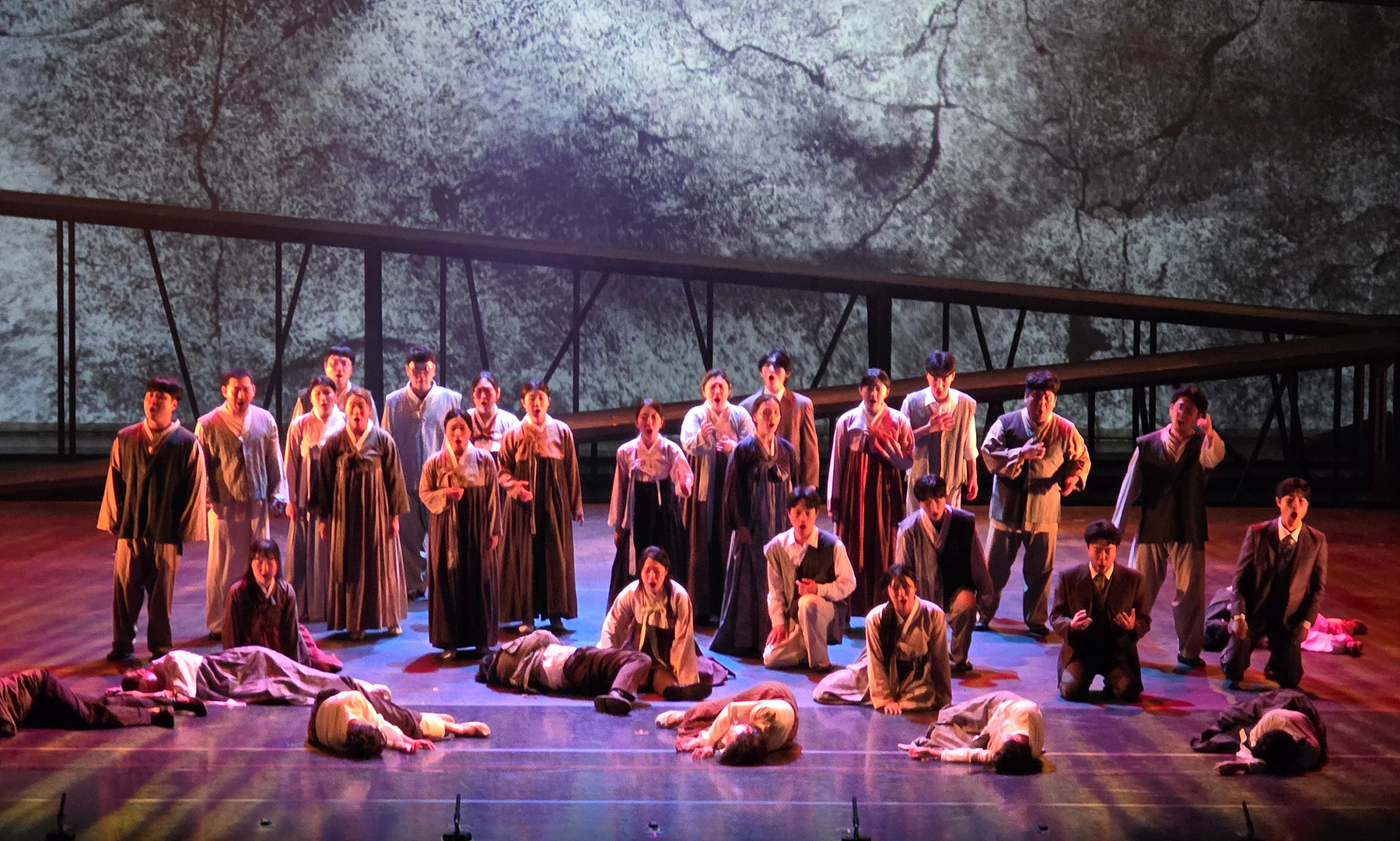 여수에서 창작오페라 침묵 1948 공연 중 배우들이 무대에서 연기하고 있다. 관객들에게 여순사건의 아픔을 전달하는 장면이다.