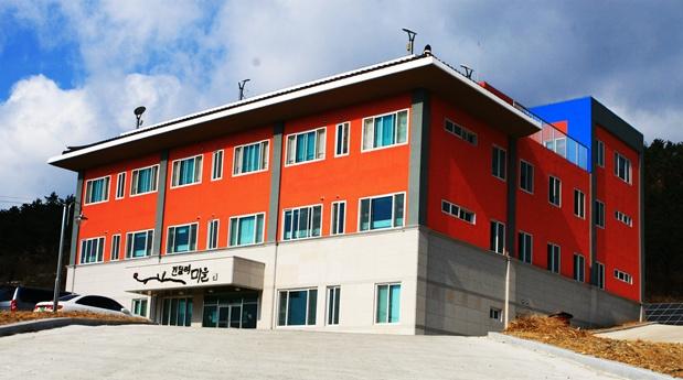 8 여수시립노인요양시설 ‘진달래마을’, 2025년 장기요양기관 정기평가 최우수 등급 획득.jpg