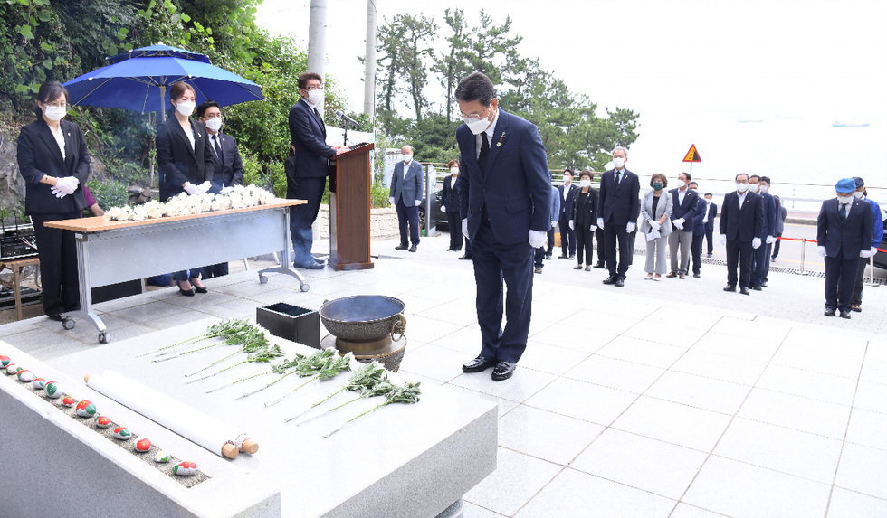 ▲ 권오봉 여수시장이 특별법 통과 다음 날인 6월 30일 오전 유가족들과 함께 여순사건 희생자 위령비를 찾아 분향하고 있다. 