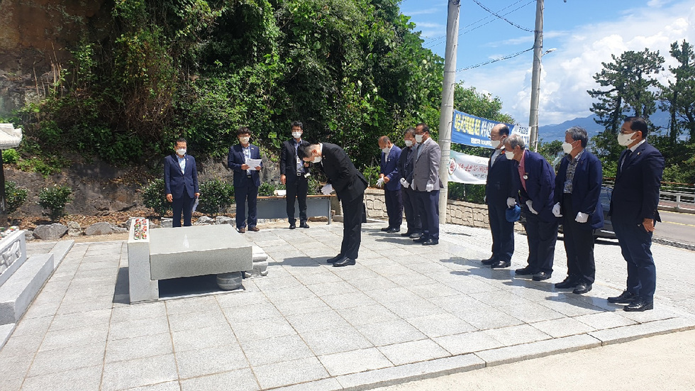 ▲ 지난 15일 전남 여수시 만덕동 여순사건 희생자 위령비를 찾은 소병철 국회의원이 위령비 앞에서 참배하고 있다.