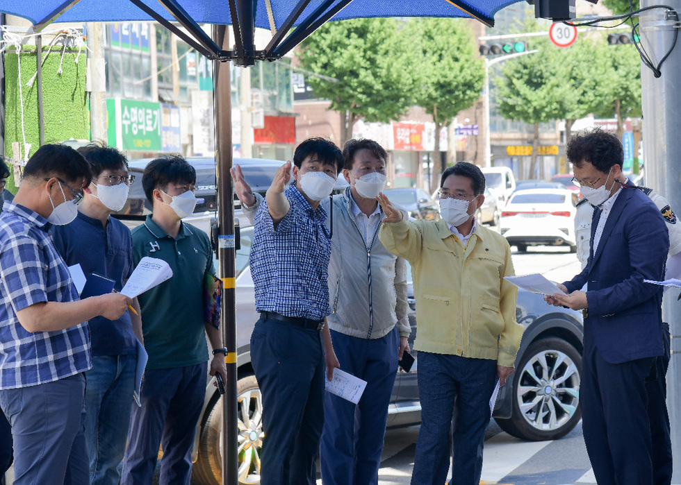 ▲ 권오봉 여수시장이 자가격리 해제 당일 첫 행보로 25일 오후 서교동 한재사거리 교통사고 현장을 방문해 교통체계를 점검하고 안전대책을 강구하고 있다. 권 시장은 현장에서 “피해자와 유가족 여러분께 마음 깊이 위로를 드리고, 사고 수습과 재발 방지책 마련에 최선을 다하겠다”고 밝혔다.  