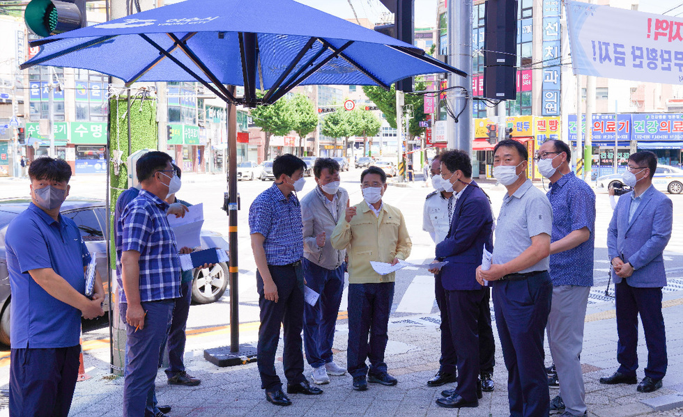 ▲ 권오봉 여수시장이 자가격리 해제 당일 첫 행보로 25일 오후 서교동 한재사거리 교통사고 현장을 방문해 교통체계를 점검하고 안전대책을 강구하고 있다. 권 시장은 현장에서 “피해자와 유가족 여러분께 마음 깊이 위로를 드리고, 사고 수습과 재발 방지책 마련에 최선을 다하겠다”고 밝혔다.  