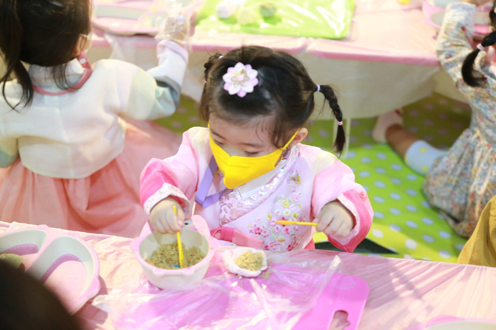 ▲ 여수시 어린이급식관리지원센터 추석맞이 ‘알록달록 송편만들기’ 요리 체험교육