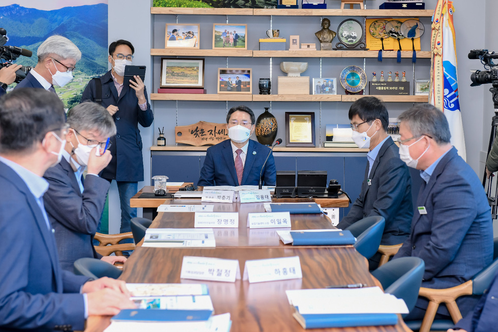 26일 남해군 군수실에서 현황보고 받는 권오봉 여수시장