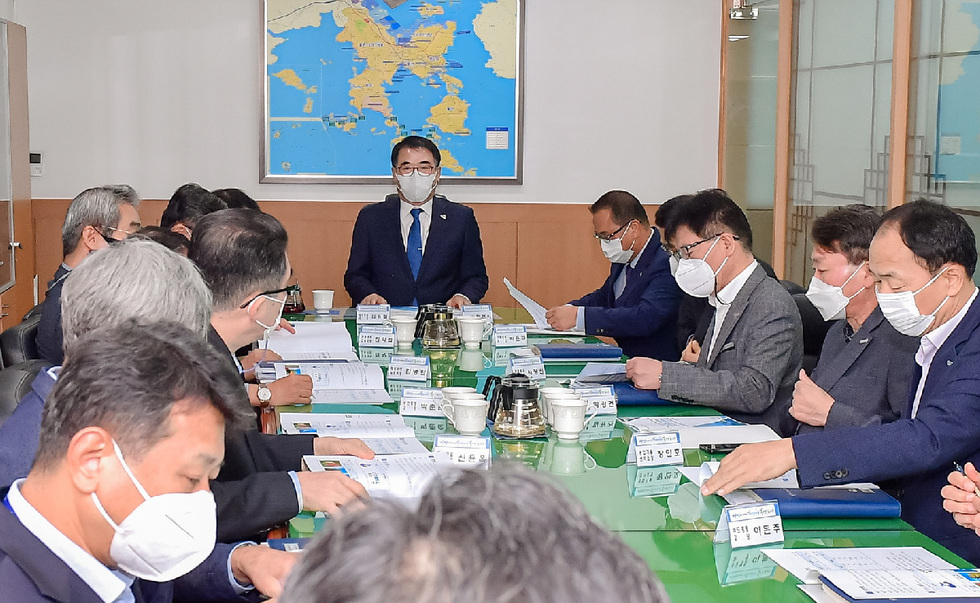 26일 여수시 시장실에서 현황보고 받는 장충남 남해군수