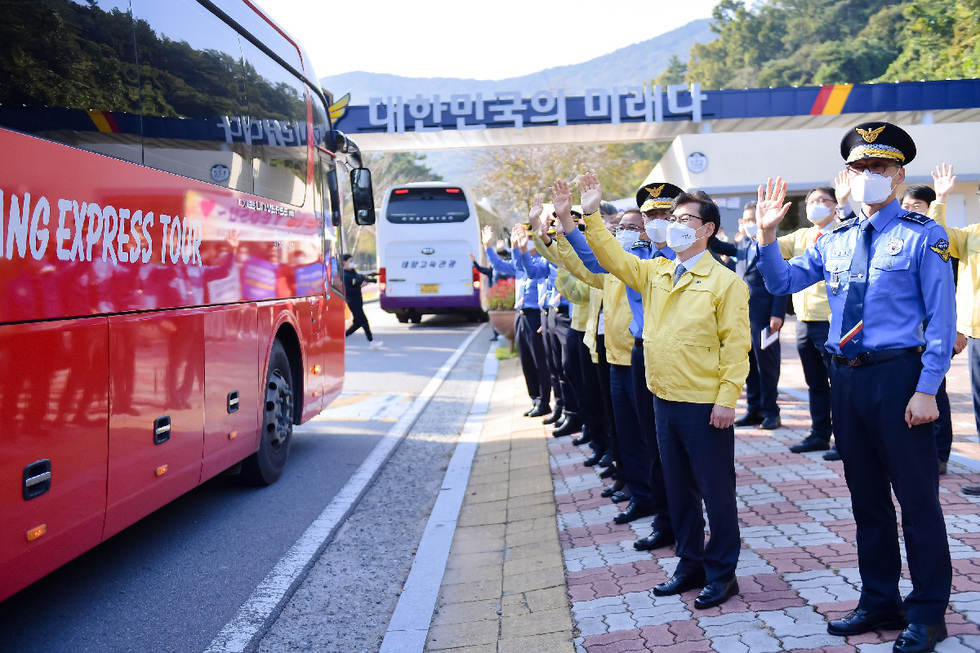 27일 여수해양경찰교육원 앞에서 강성국 법무부 차관, 박현식 여수시부시장을 비롯한 법무부‧여수시 관계자 등이 입소하는 아프가니스탄 특별기여자들에게 손을 흔들며 환영하고 있다. 