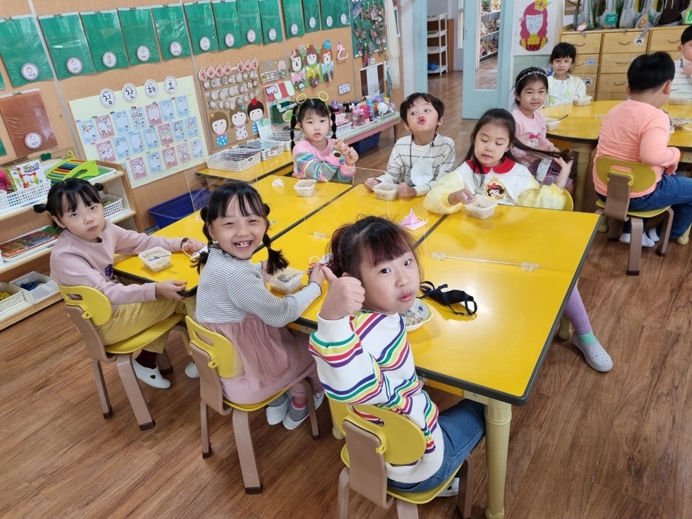 여수시 어린이급식관리지원센터 ‘아침밥 먹기 캠페인’에 참여한 어린이들