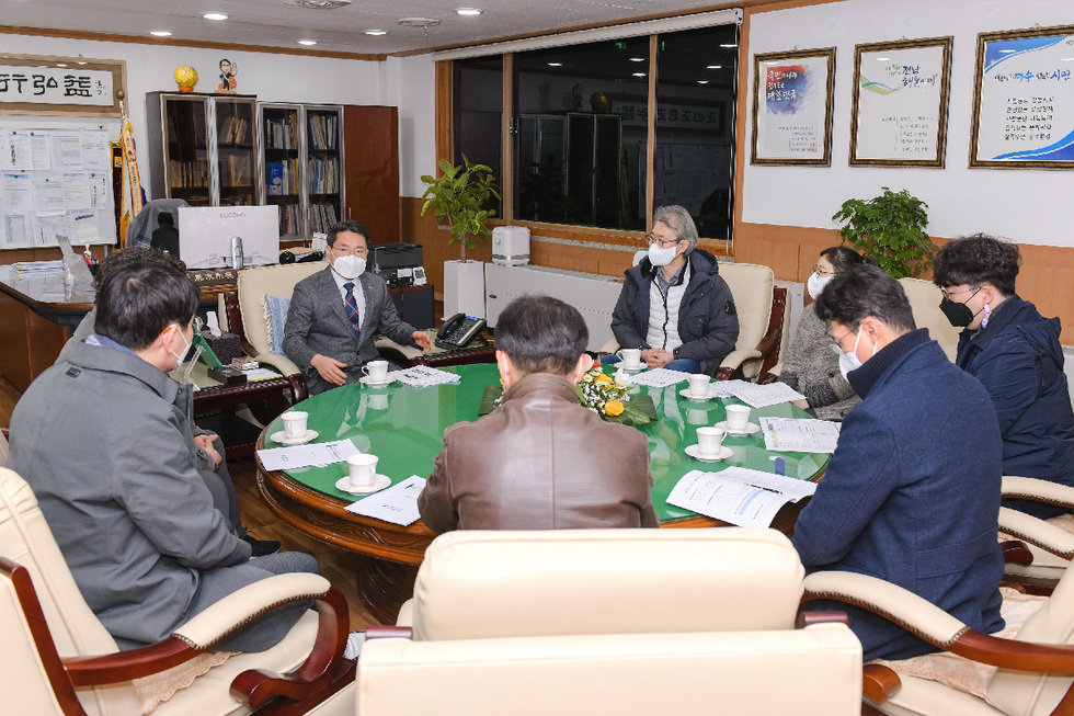 ▲ 3일 늦은 오후에는 시장실에서 여수시의사회(회장 박혁수), 약사회(회장 김현욱) 임원진과 간담회를 가졌다. 코로나19 검사‧치료체계 전환에 따라 동네 병‧의원 중심의 환자관리에 협력해가기로 했다.