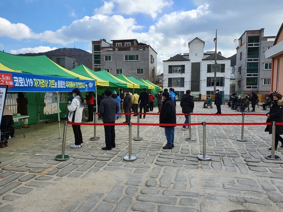 ▲ ‘한려초등학교 우리동네 자가검사소’, 시민들이 검사를 받기 위해 대기하고 있다.