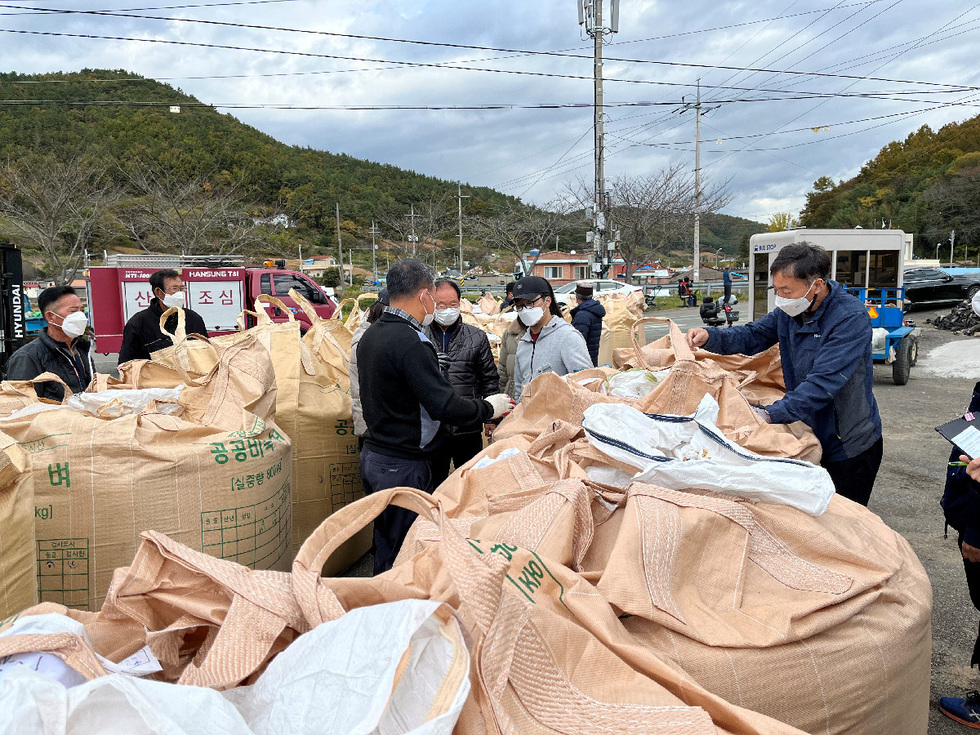 ▲ 여수시가 공공비축미곡 출하 농가의 노동력 절감을 해소하고 톤백 매입 활성화를 위해 톤백 포장재 구입비의 50%를 보조한다고 밝혔다.