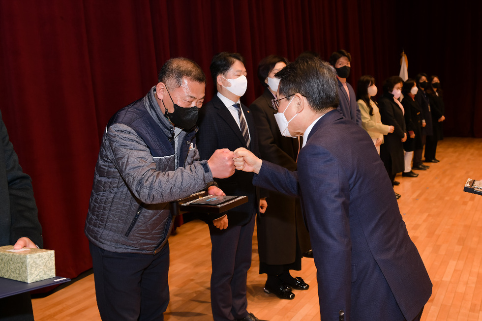 ▲ 여수시는 3월 3일 납세자의 날을 맞아 지방세 우수납세자 10명을 선정하고, 같은 날 열린 여수시청 직원정례회에서 인증패를 전달했다. 우수납세자에게는 시 공영주차장 요금면제, 세무조사 유예혜택이 주어진다.