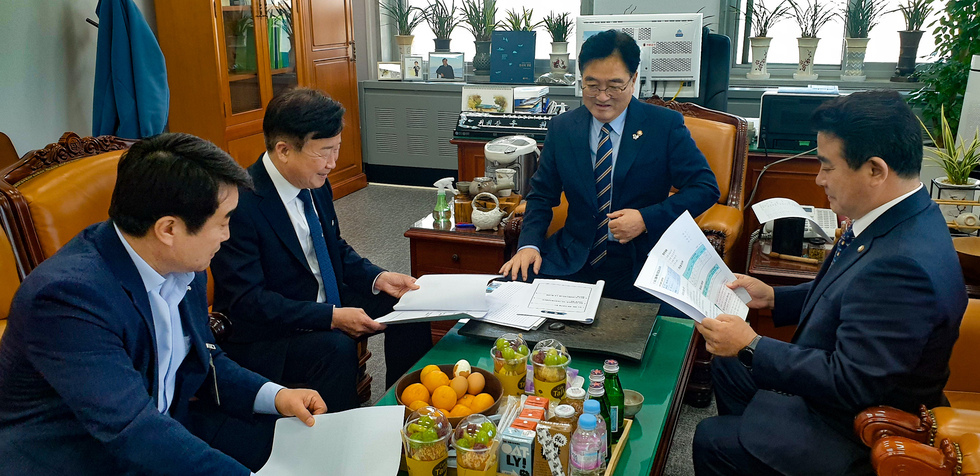 ▲ 여수시(시장 정기명)가 내년도 정부예산안 확정을 앞두고 국회 예결위 소위 기간인 18일 국회를 방문해 국비 확보를 위한 막바지 총력전에 나섰다.