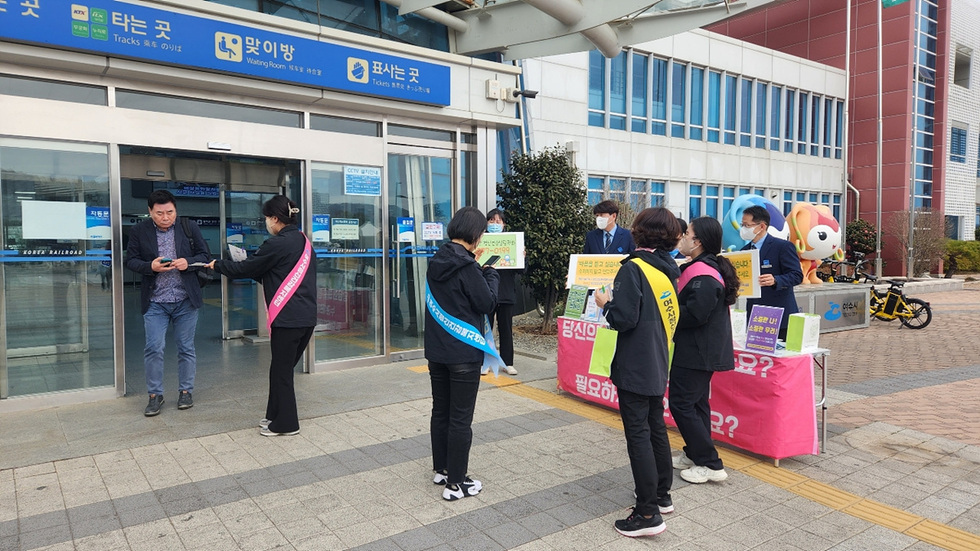 ▲ 여수시 보건소 직원들이 여수엑스포역에서 ‘생명사랑·자살예방’ 캠페인을 펼치고 있다. 