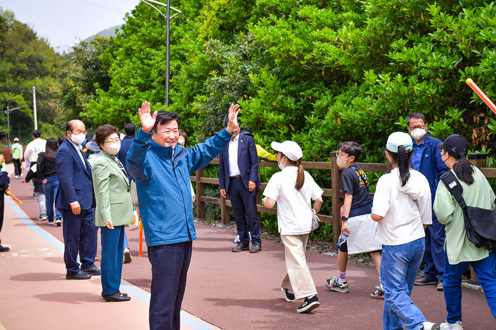 ▲ 정기명 여수시장이 500여명의 시민과 행사장까지 함께 걸었다. 