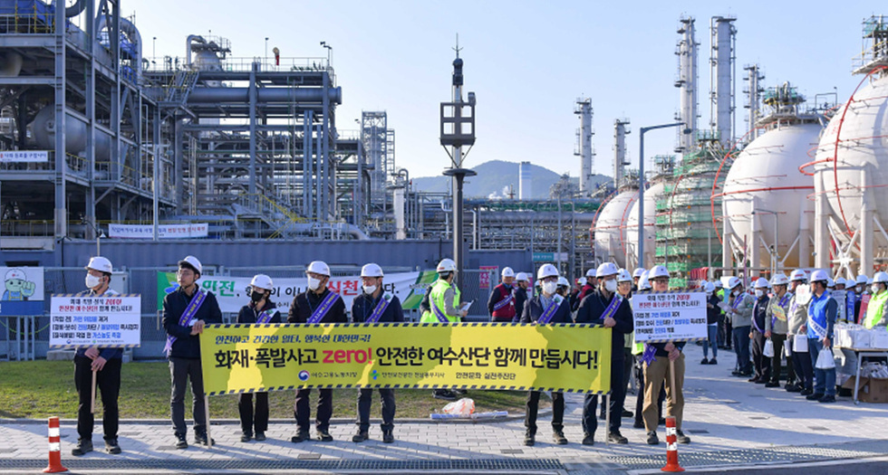 ▲ 여수시는 27일 오전 국가산단 내 ㈜LG화학 용성 2단지 정문에서 ‘여수산단 안전문화 캠페인’을 펼쳤다. 