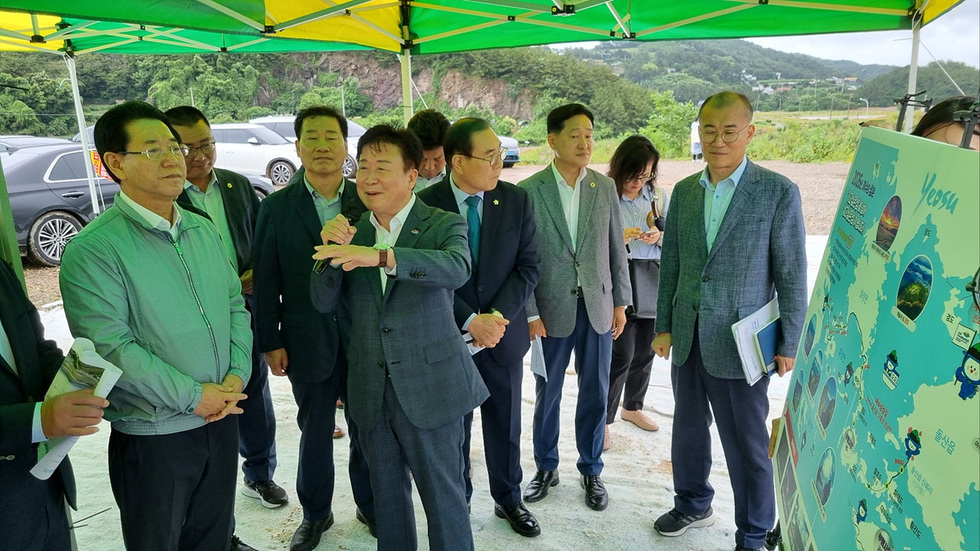 전남도지사가 취입1주년을 맞은 여수에 방문하여 여수시장이 여수에 대해서 브리핑을 하고 도지사와 직원들이 브리핑들 듣고 있는 모습니다.