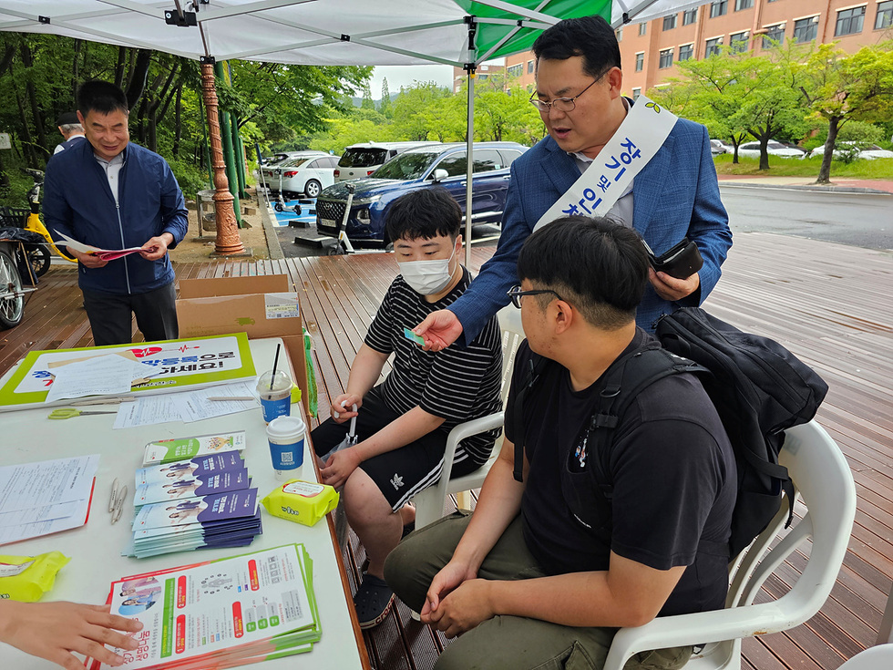 ▲ 여수시가 지난달 30일 전남대학교 여수캠퍼스에서 교직원과 학생들을 대상으로 장기기증 대학생 서포터즈와 함께 장기기증 생명나눔 캠페인을 펼쳤다.