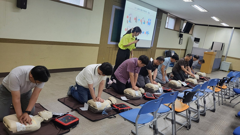 ▲ 여수시(시장 정기명)는 지난 4일 한영고 교내 소회의실에서 교직원 45여명을 대상으로 심폐소생술(CPR) 교육을 실시했다.