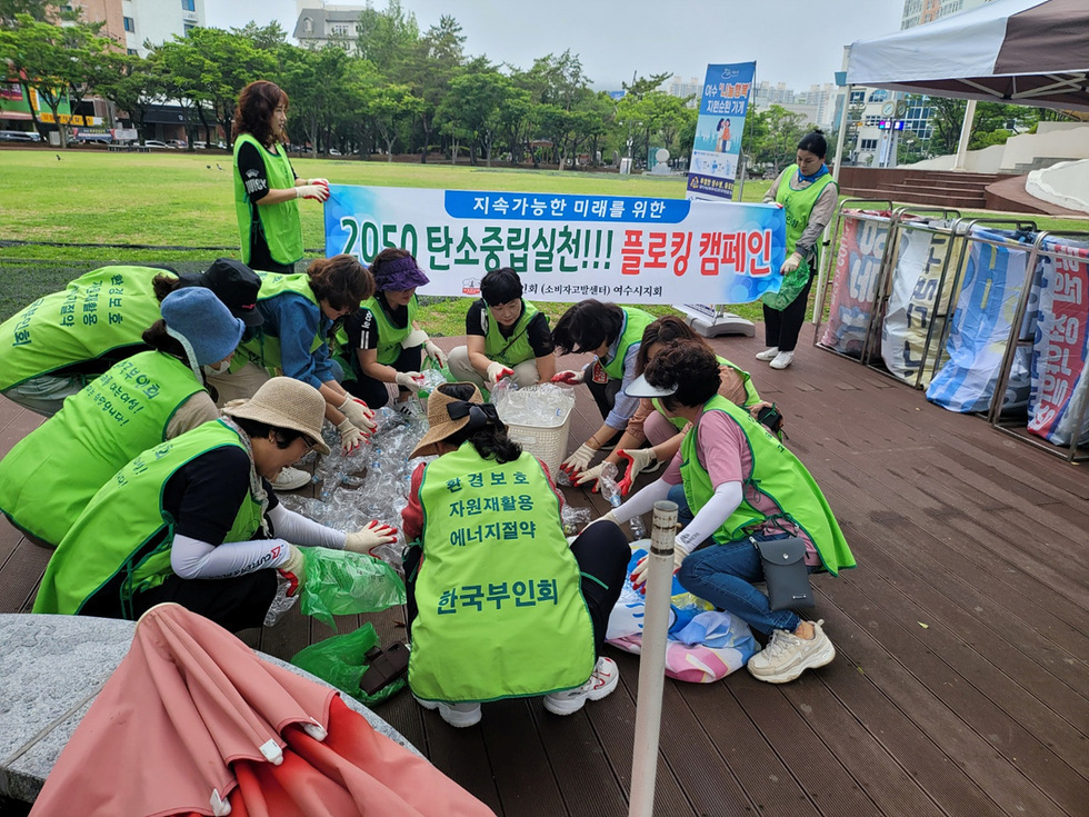 ▲ (사)한국부인회 여수시지회(사무국장 김연옥)가 여수  ‘나눔 행복’ 자원순환 가게 운영 참여 및 홍보에 적극 나서고 있다.