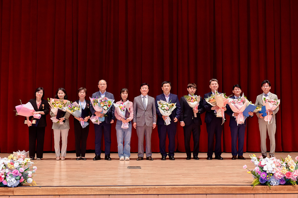 ▲ 오른쪽 첫 번째 (주)에스씨에스 곽영환 대표, 두 번째 (주)정희 김정환 대표, 세 번째 남도꼬막(주) 백성창 상무 들이 기념식을 찍은 사진이다.